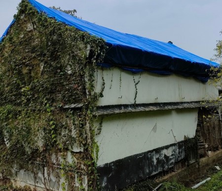 ブルーシートで倉庫屋根を仮養生　蔵